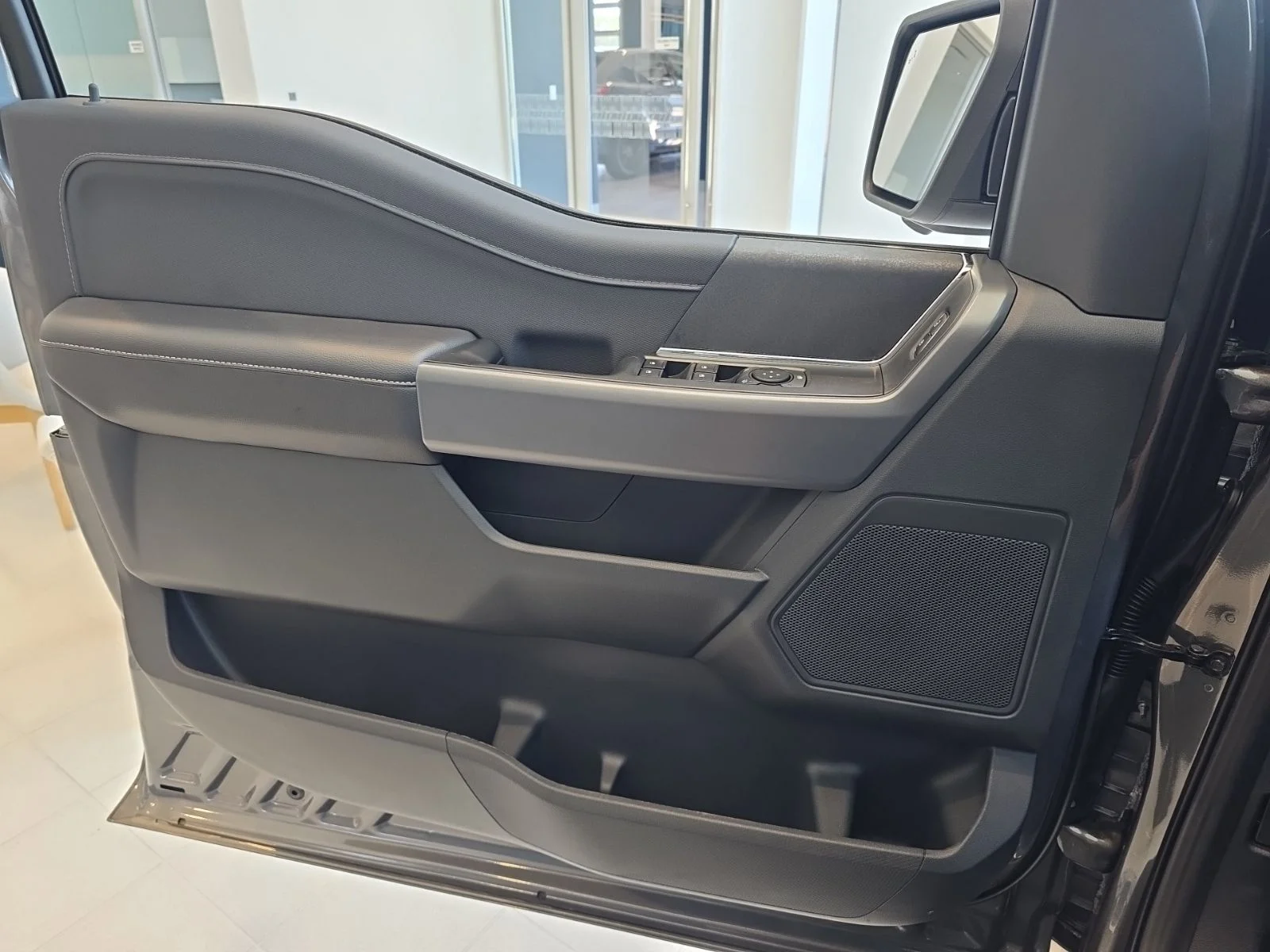 New 2026 Carbonized Gray Metallic Ford XLT image 15