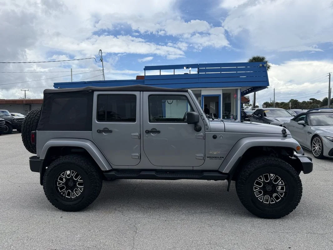 Used 2013  Jeep Sahara image 4