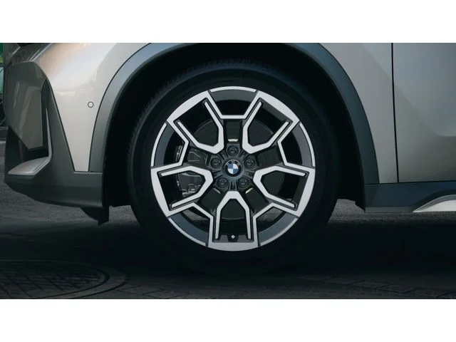 Used 2026 Space Silver Metallic BMW xDrive28i image 7