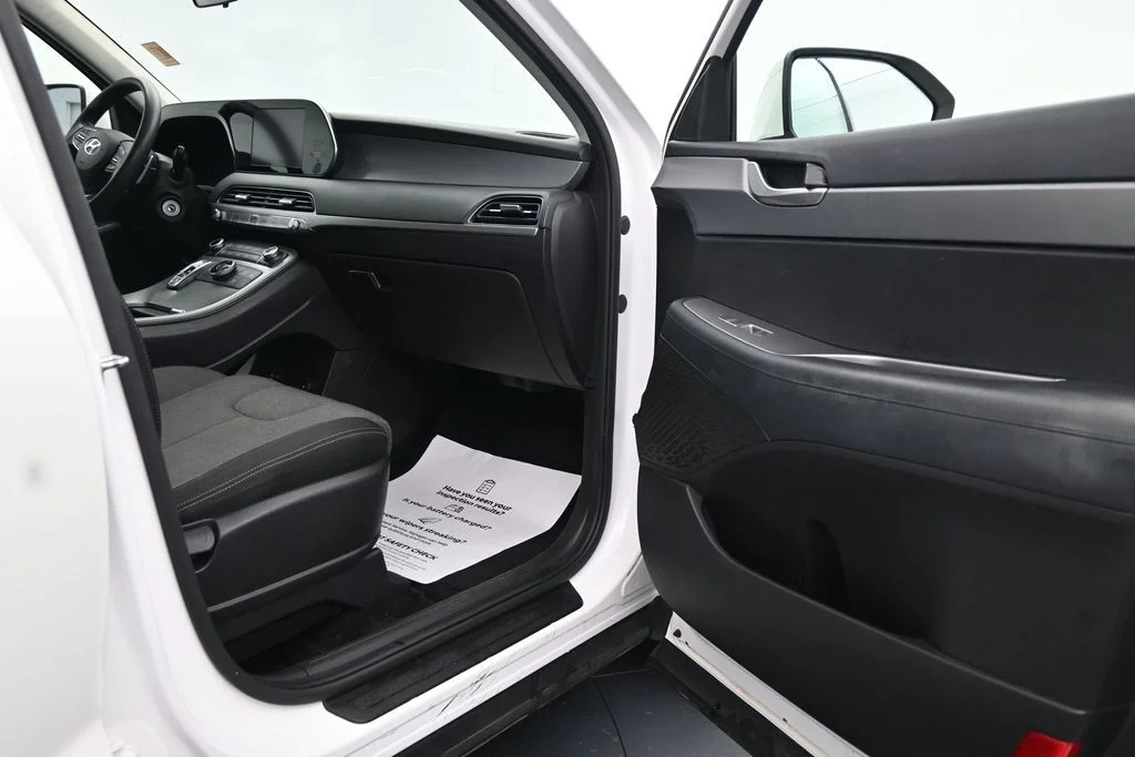 Used 2021 White Hyundai SE image 12
