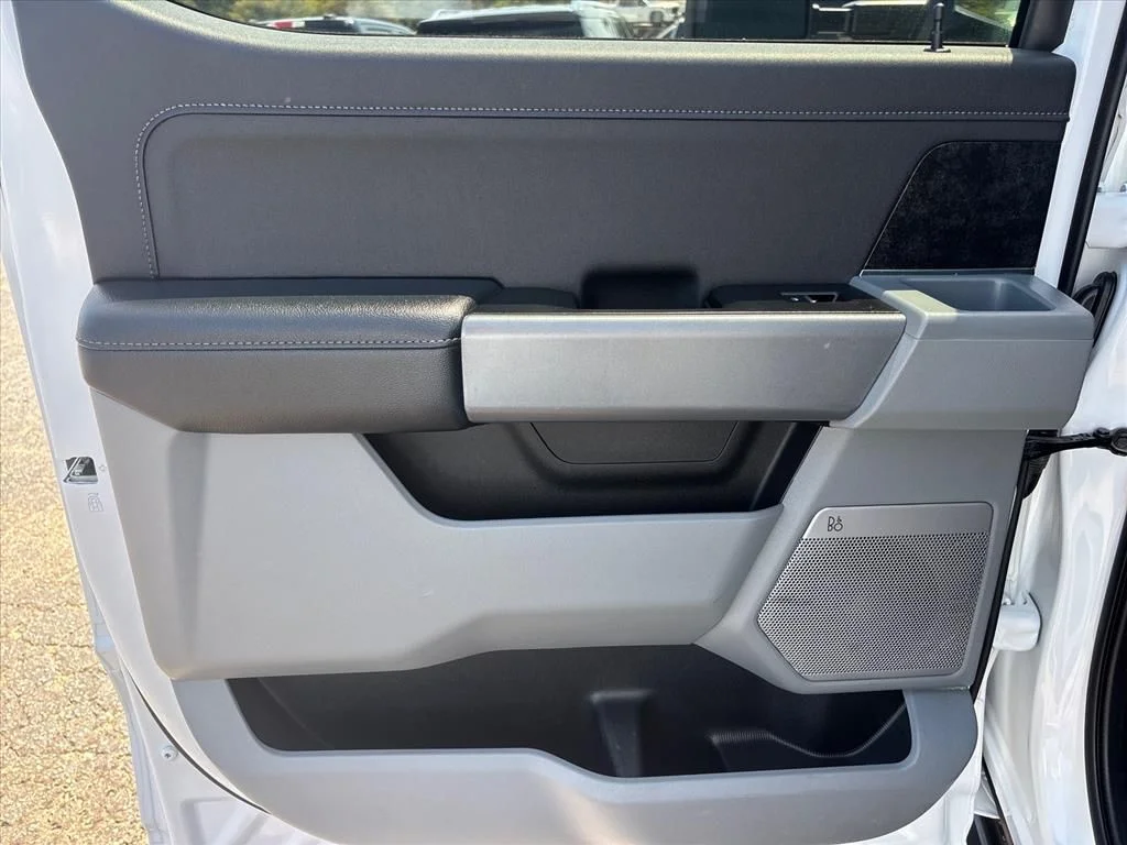 Used 2023 Oxford White Ford XLT image 18