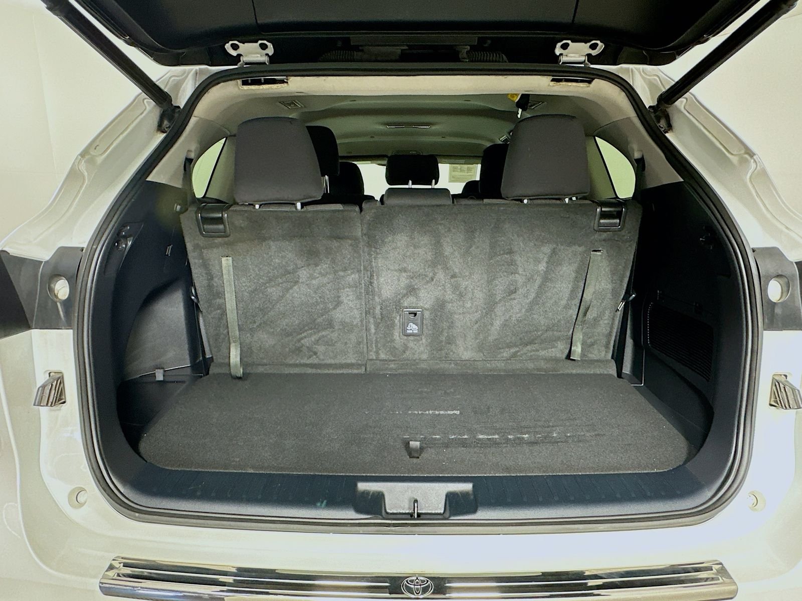 Used 2022 Pearl Toyota LE image 26