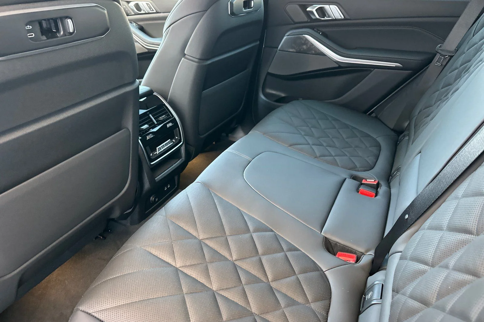New 2026 Mineral White Metallic BMW xDrive40i image 9