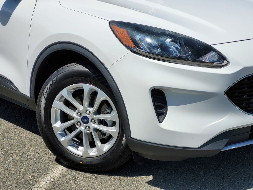 Certified Used 2022 Oxford White Ford SE image 9