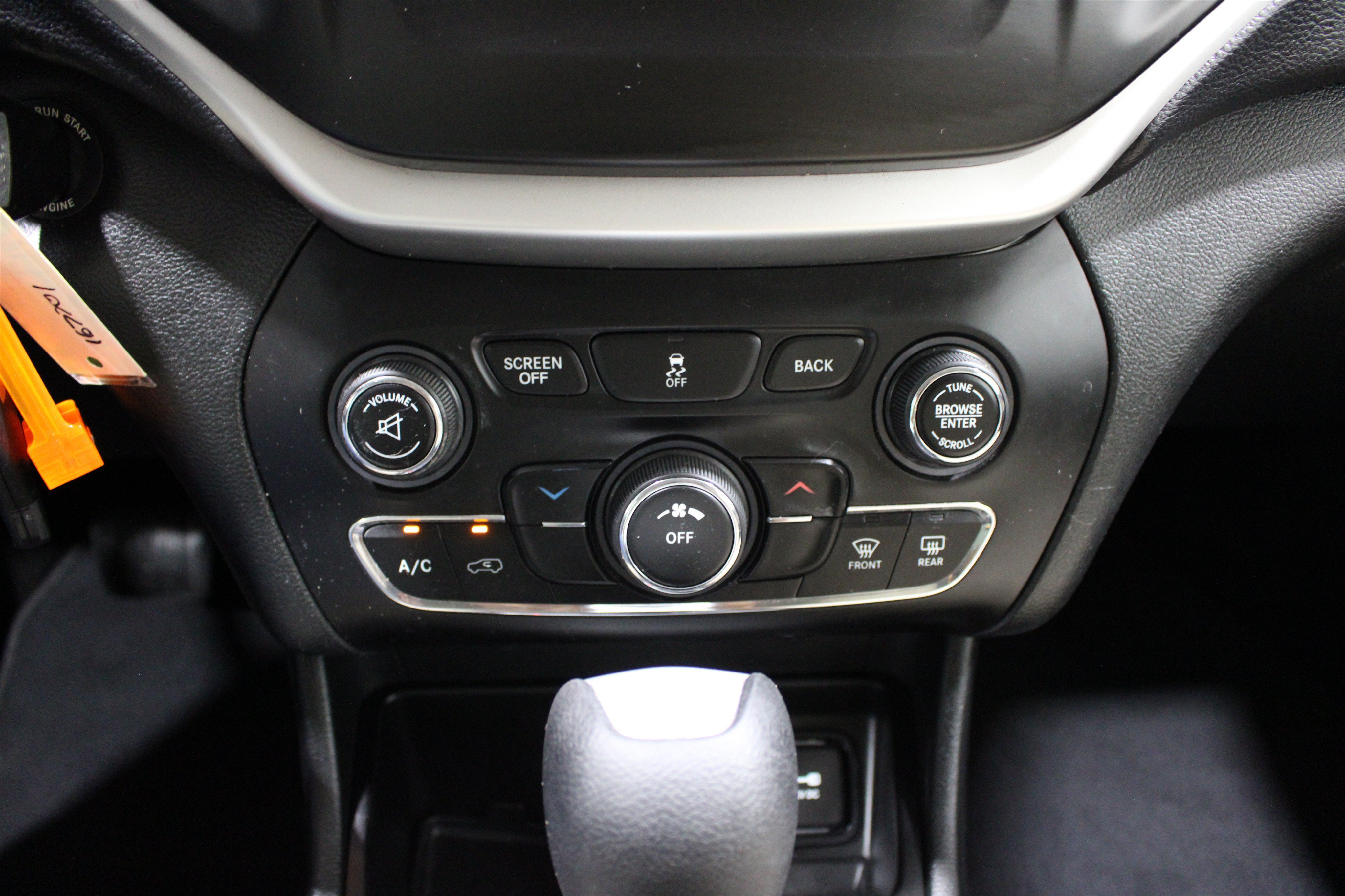 Used 2015 Granite Crystal Metallic Clearcoat Jeep Latitude image 16
