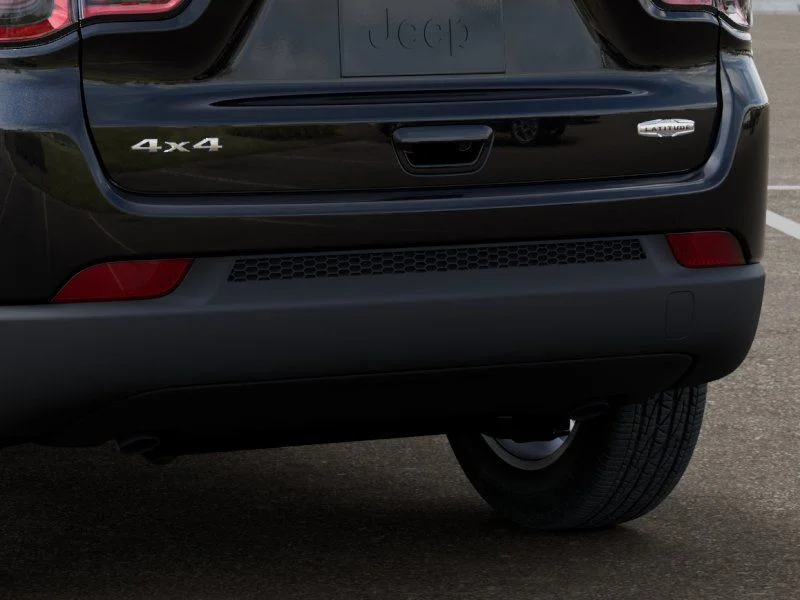 New 2026 Diamond Black Crystal Pearl-Coat Exterior Paint Jeep Latitude image 14