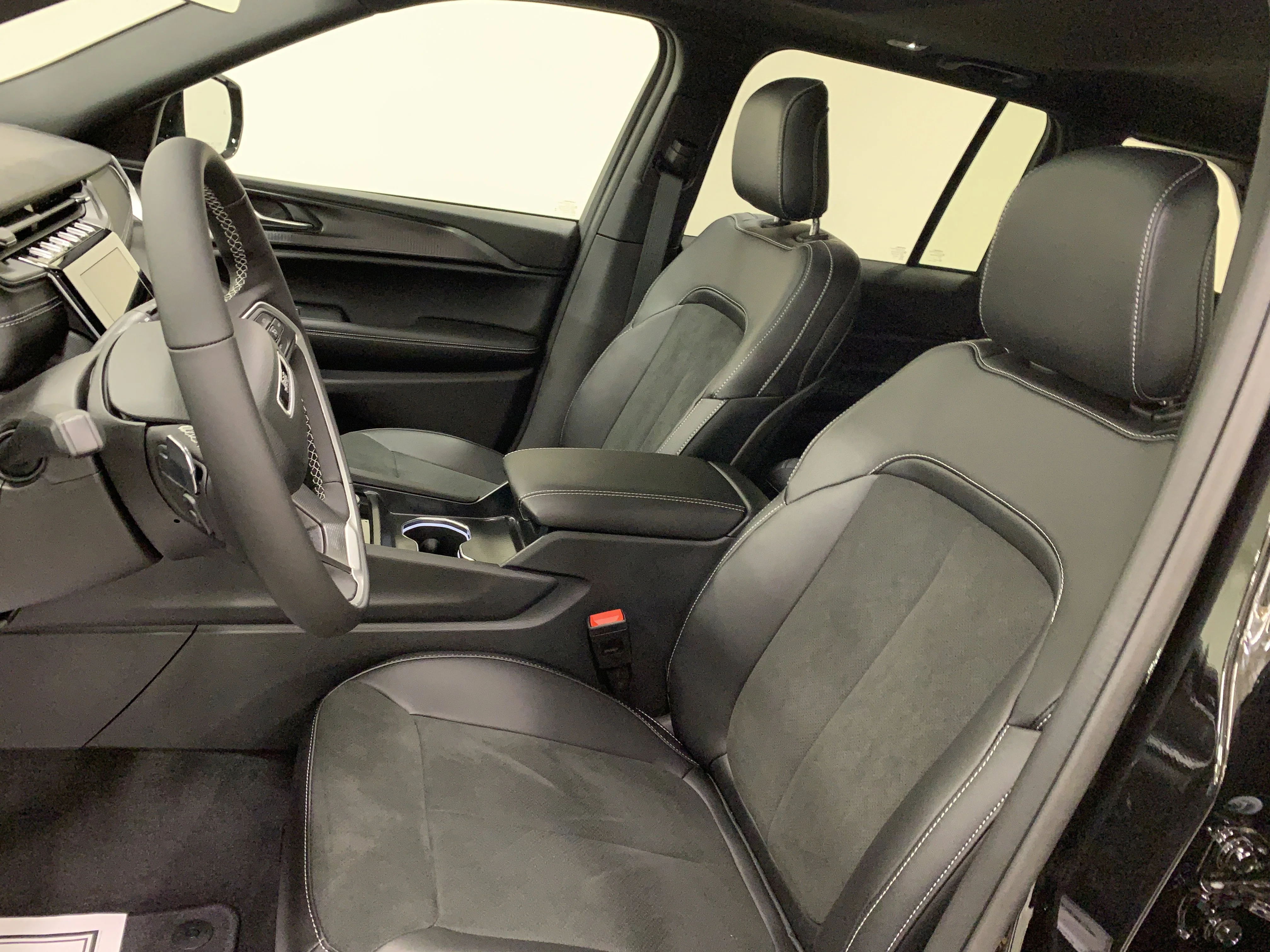 New 2025 Diamond Blk Crystal Pearl Jeep Altitude image 13