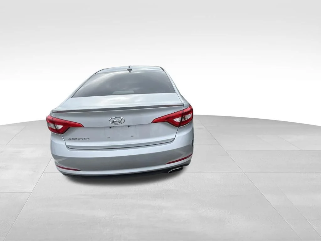 Used 2016 Silver Hyundai SE image 18