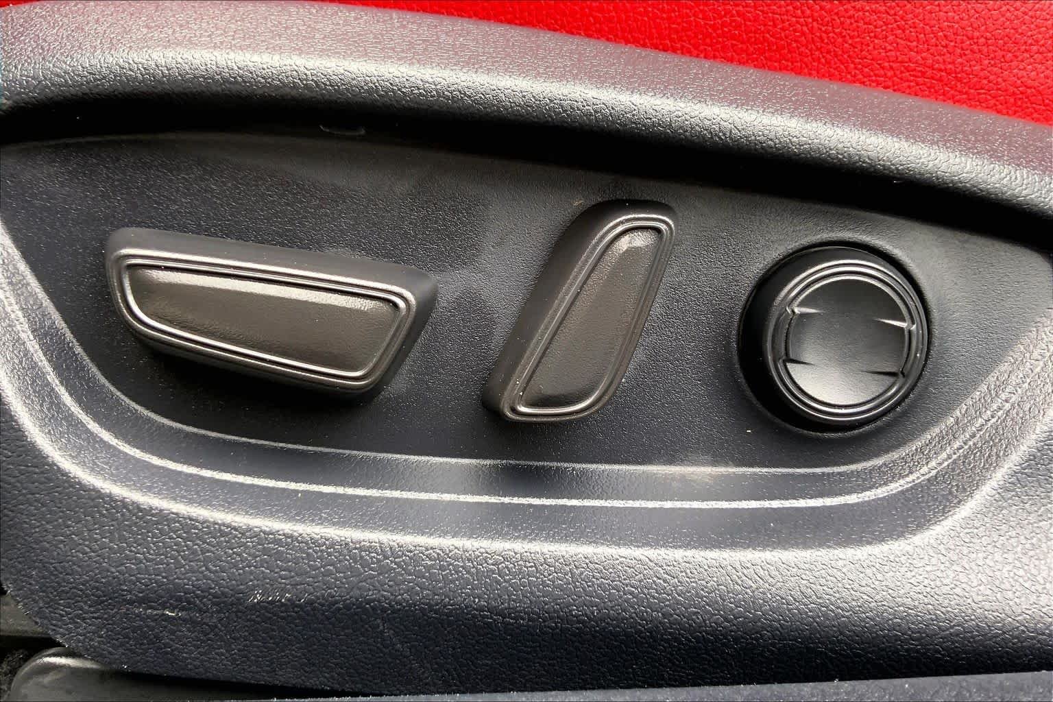 Used 2025 Wind Chill Pearl Toyota XSE image 34