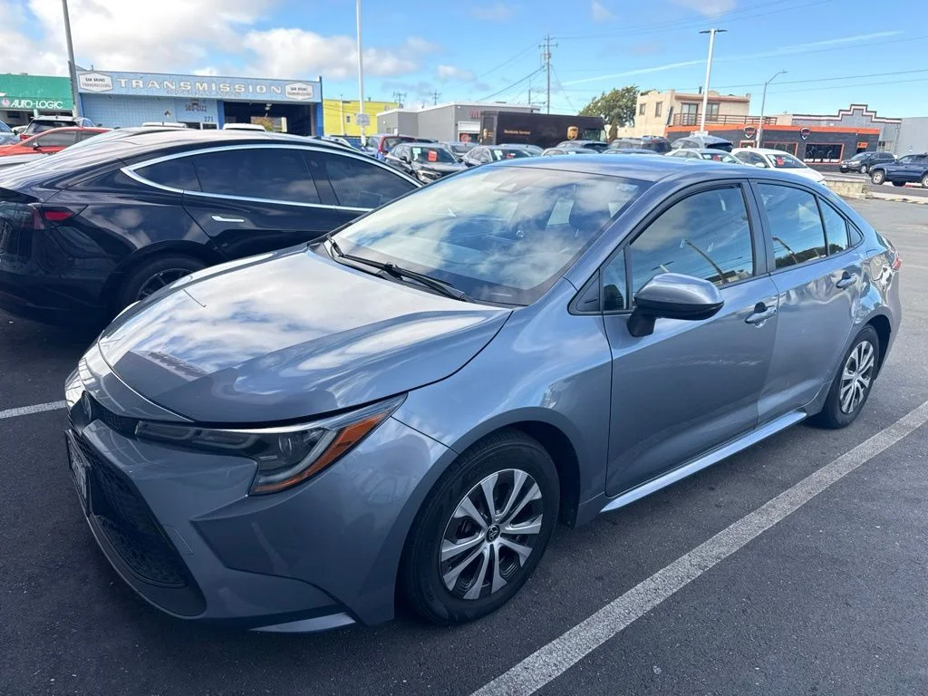 Used 2022  Toyota LE image 5