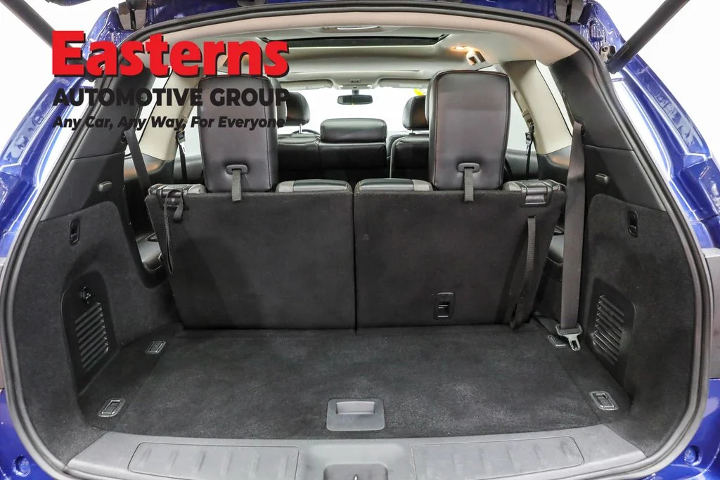 Used 2020 Blue Nissan SL image 9