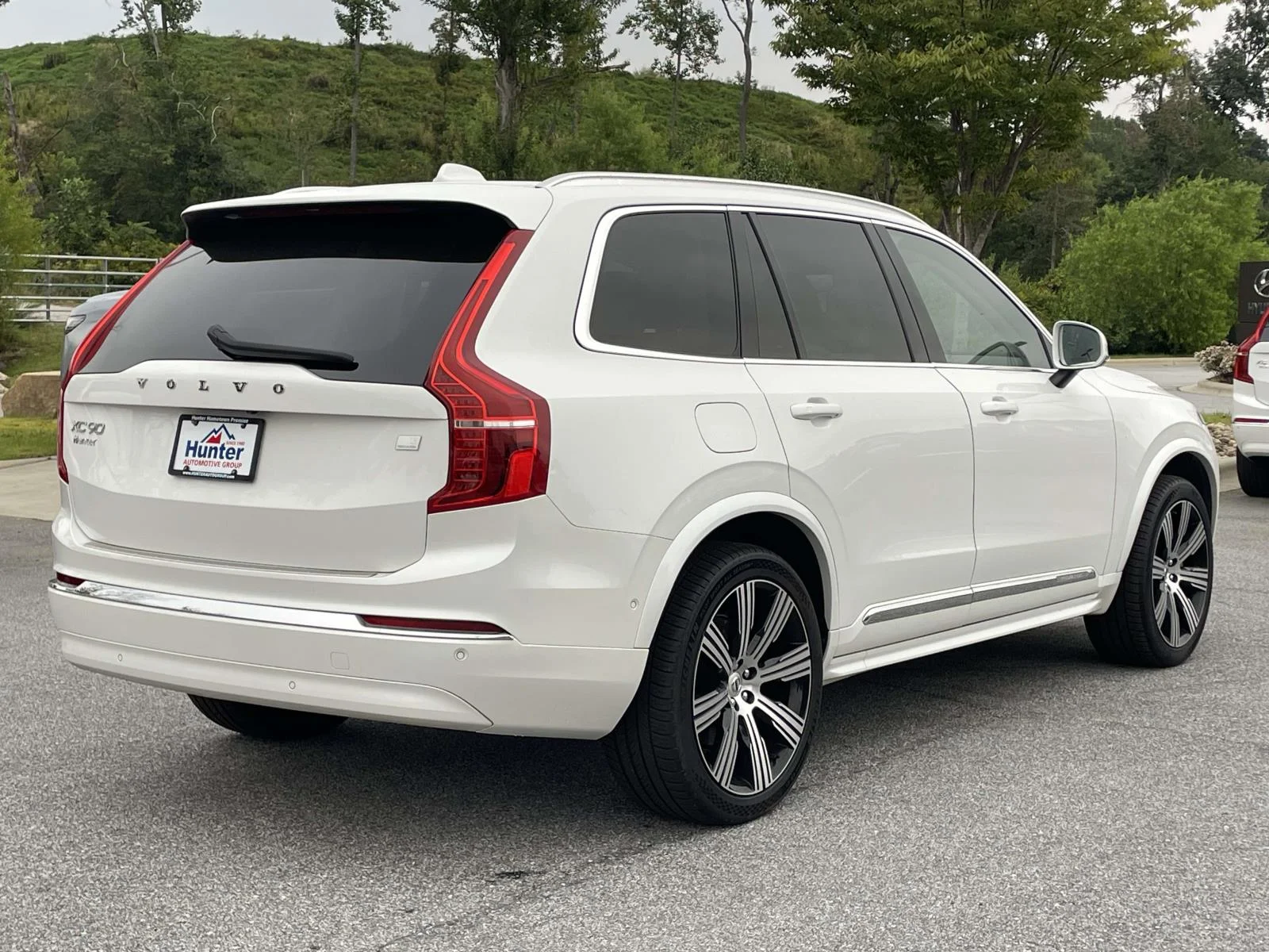 Used 2024 Crystal White Metallic Volvo Ultimate Bright Theme image 28