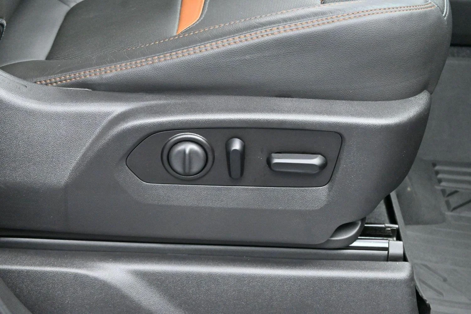Used 2020 CARBON BLACK METALLIC GMC AT4 image 33