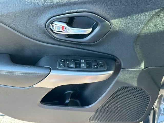 Used 2022 Gray Jeep Latitude Lux image 19