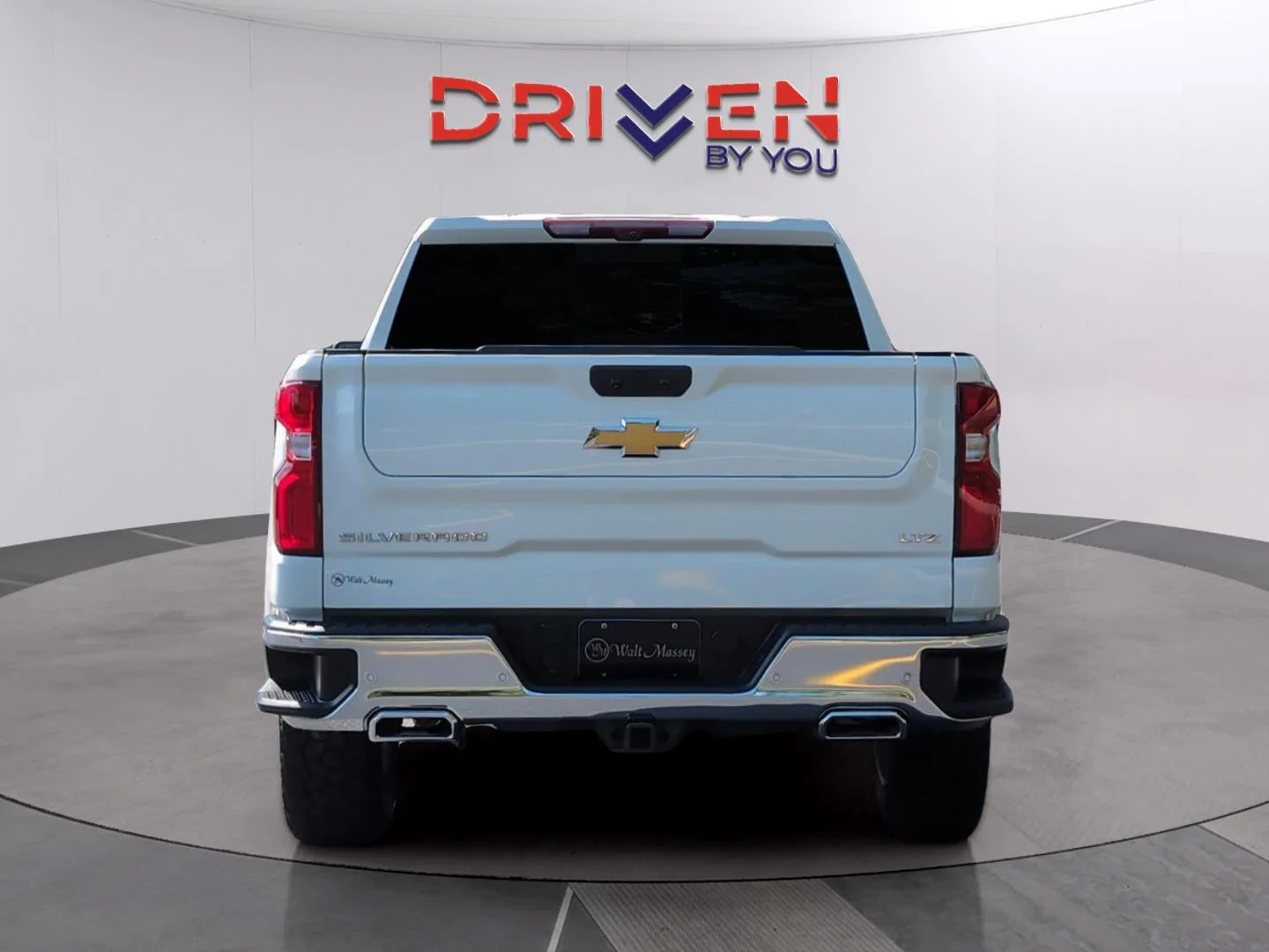 Used 2025 Summit White Chevrolet LTZ image 4