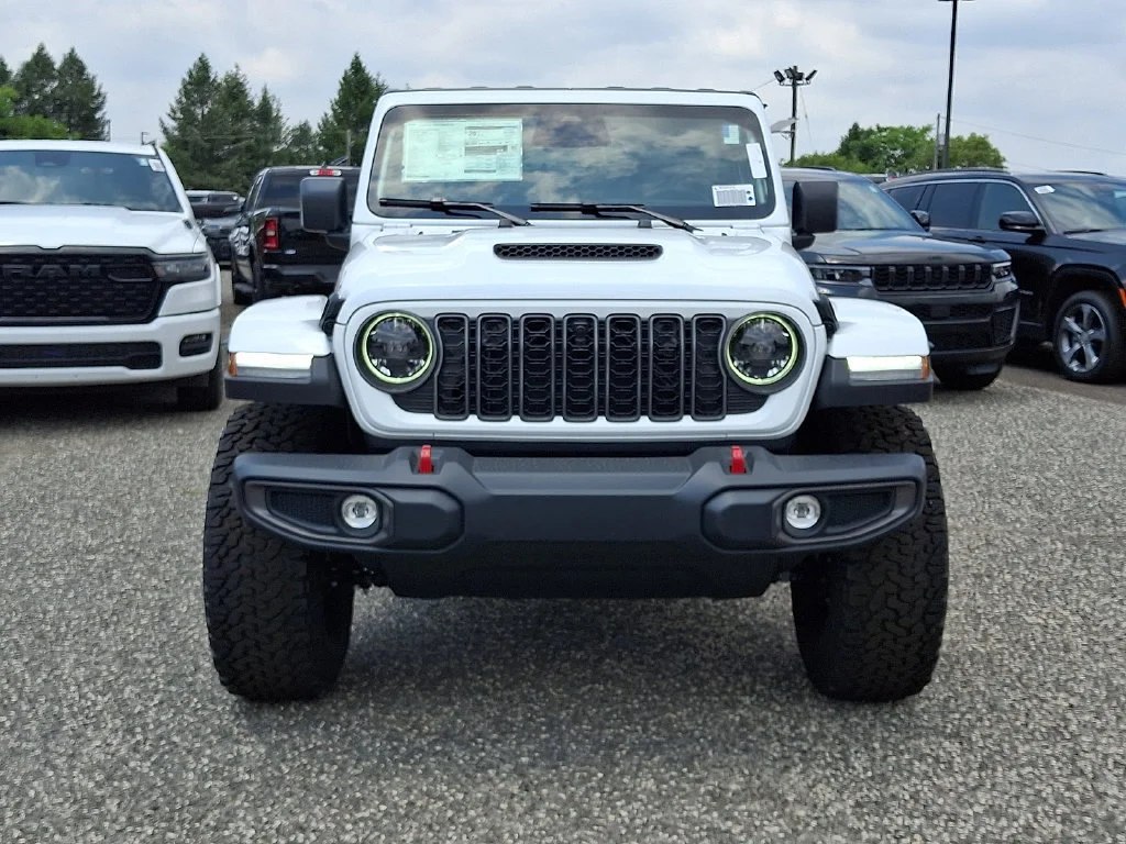New 2026 Bright White Clear-Coat Exterior Paint Jeep Rubicon image 2