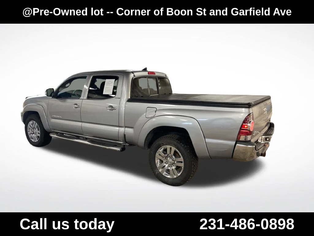 Used 2014  Toyota Base image 3