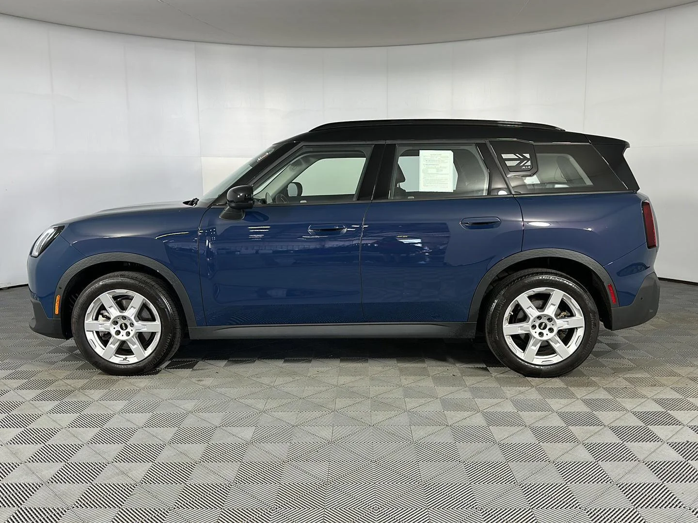 Used 2025 Indigo Sunset Blue Metallic MINI S image 4