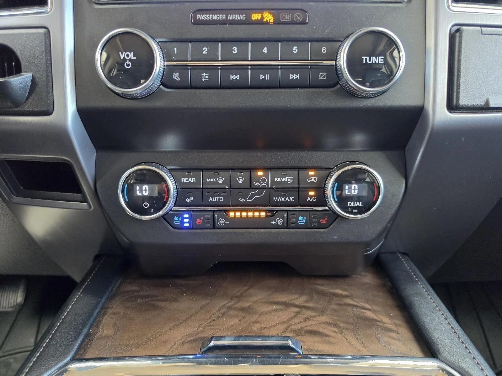 Used 2019 White Platinum Metallic Tri-Coat Ford Platinum image 34