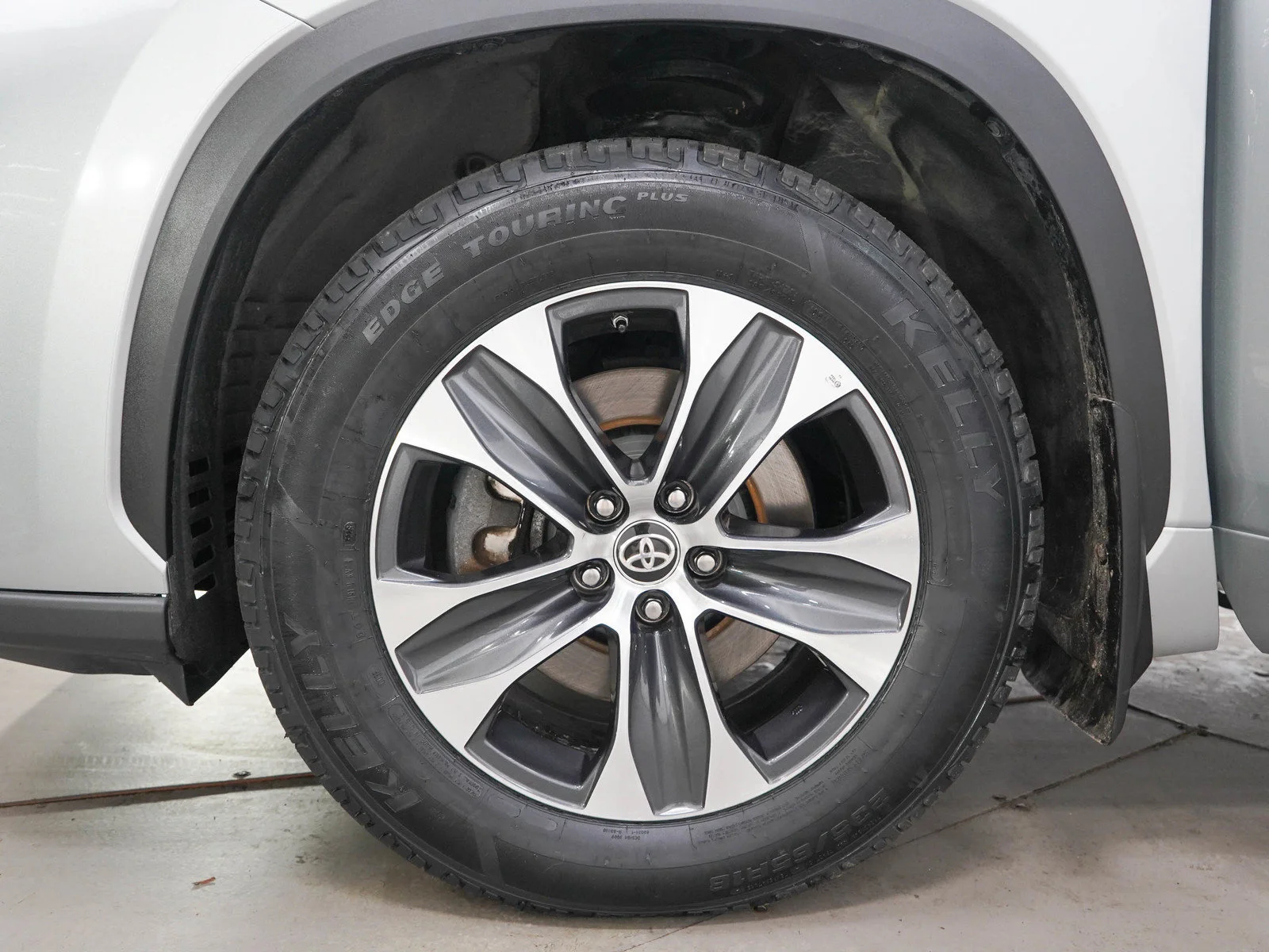 Used 2024 Silver Toyota XLE AWD (Natl) image 32