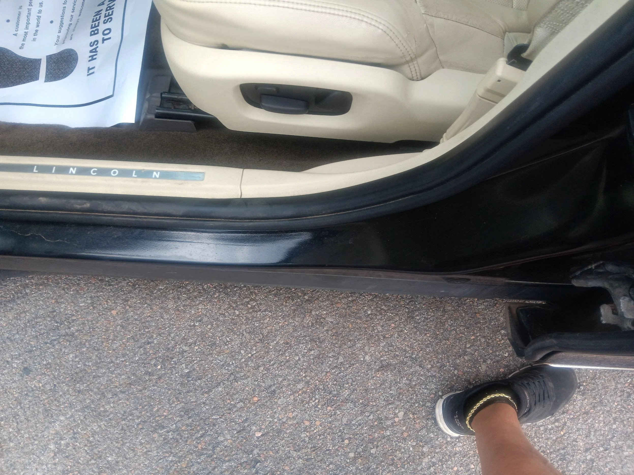 Used 2014 Black Lincoln base image 17