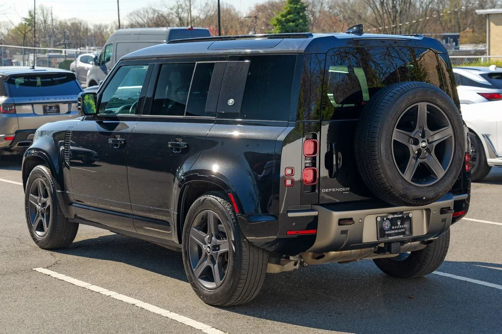 Used 2023 Santorini Black Metallic Land Rover X-Dynamic SE image 5