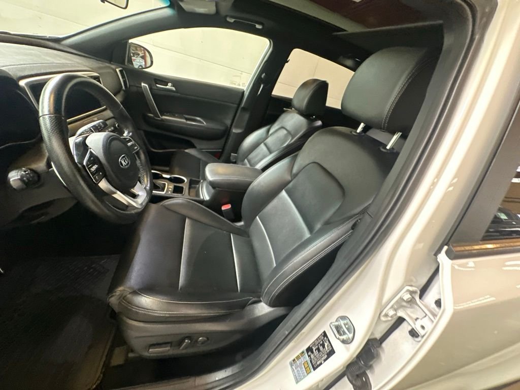 Used 2022 White Kia Nightfall image 9
