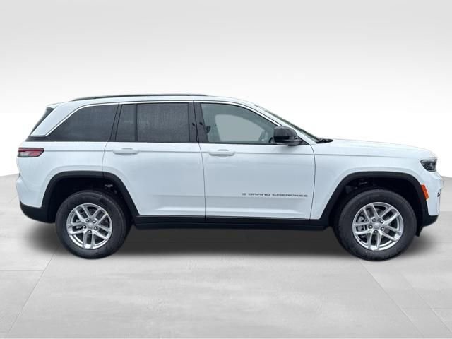 New 2026 Bright White Clear-Coat Exterior Paint Jeep Laredo image 8