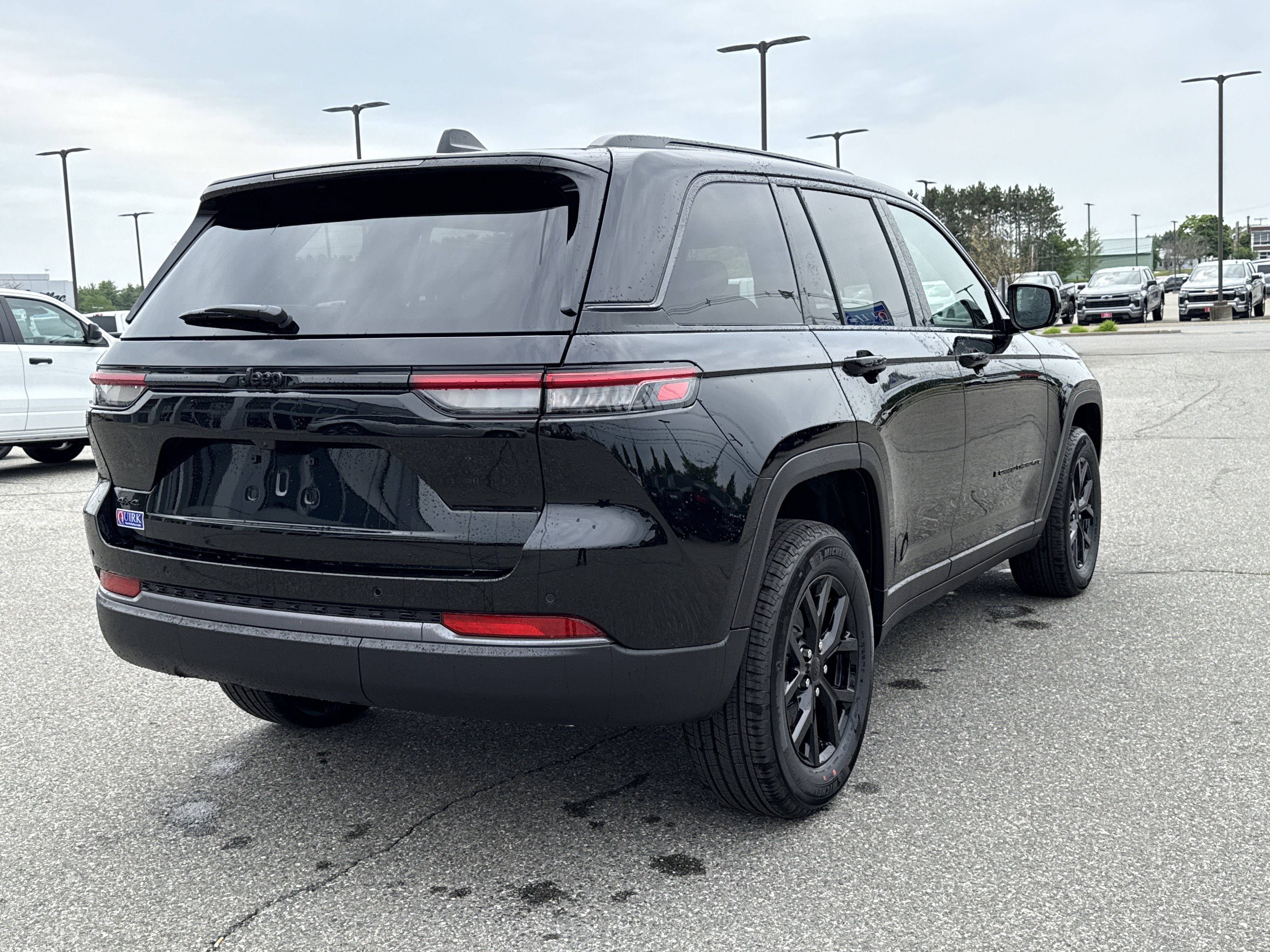 New 2026 Diamond Black Crystal Pearl-Coat Exterior Paint Jeep Laredo Altitude image 6