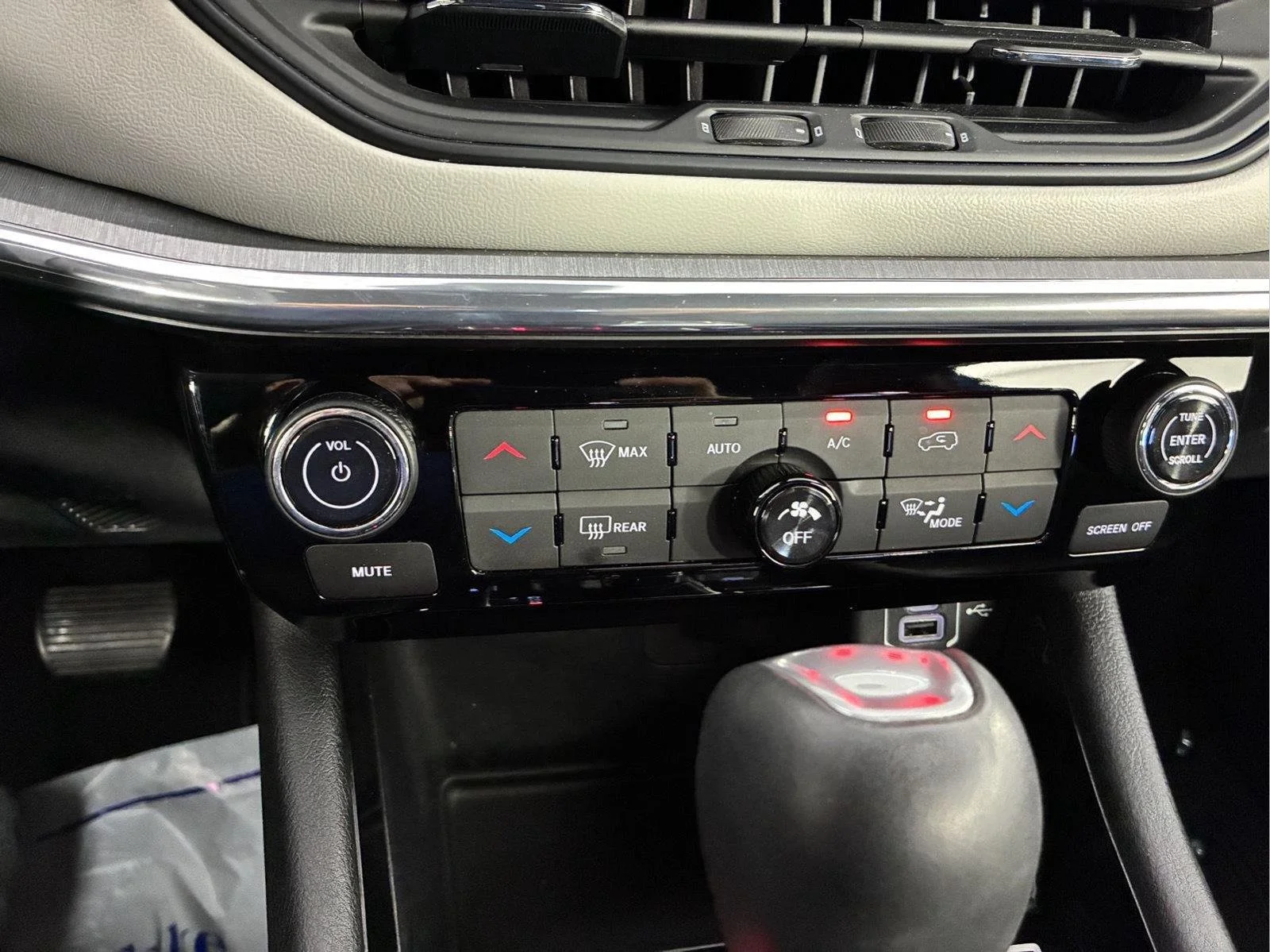 Used 2024 Hydro Blue Pearlcoat Jeep Limited image 34