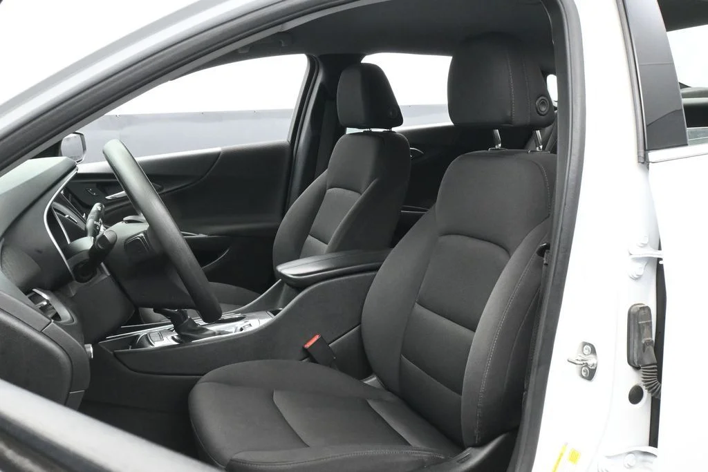 Used 2024 Summit White Chevrolet LT image 9