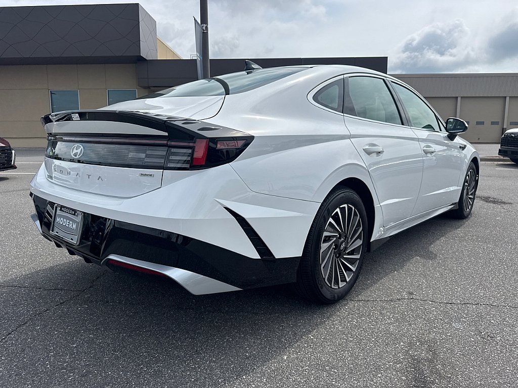 Used 2025 Serenity White Hyundai SEL image 5