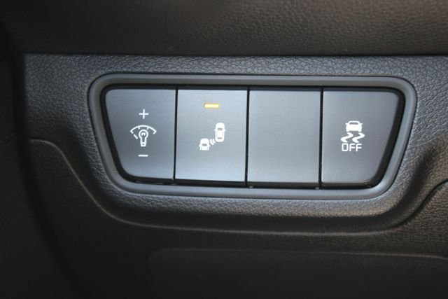 Used 2023 White Kia GT image 19