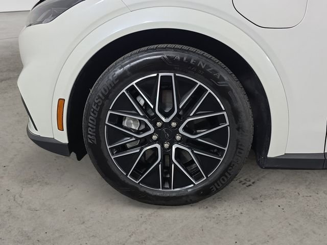 Used 2025 White Metallic Ford Premium image 9
