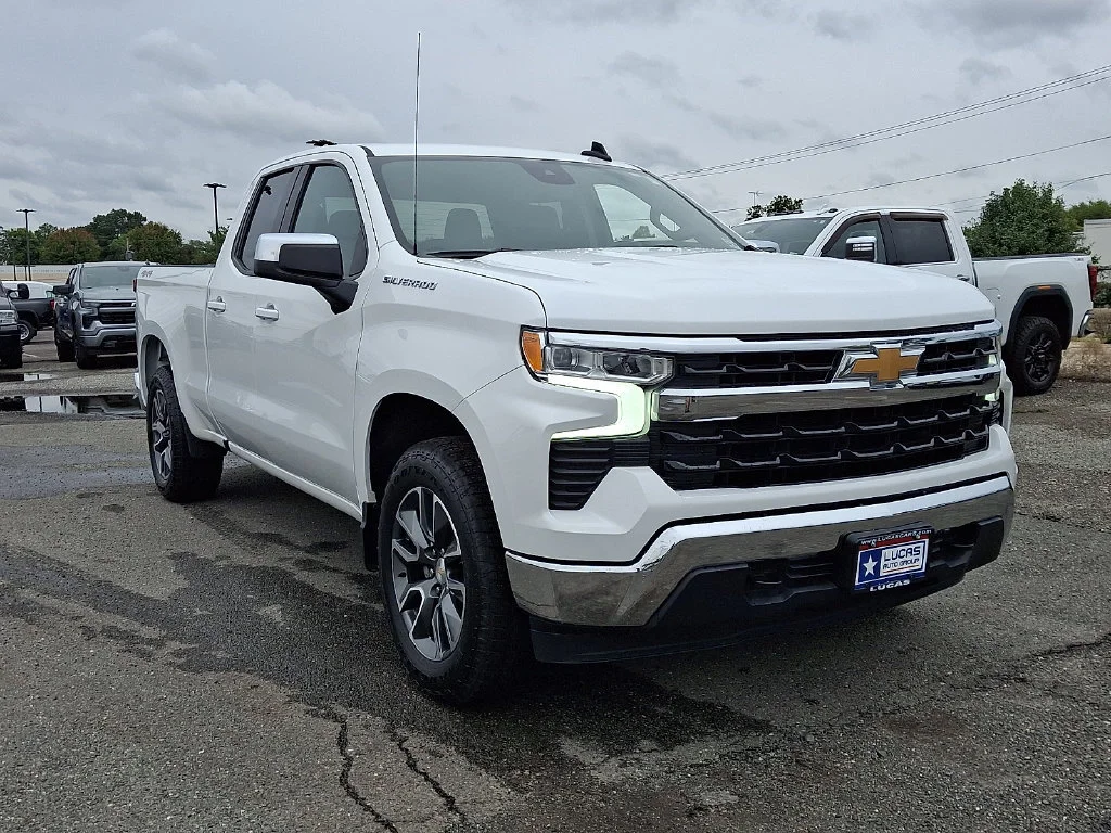 Used 2024 Summit White Chevrolet LT image 2