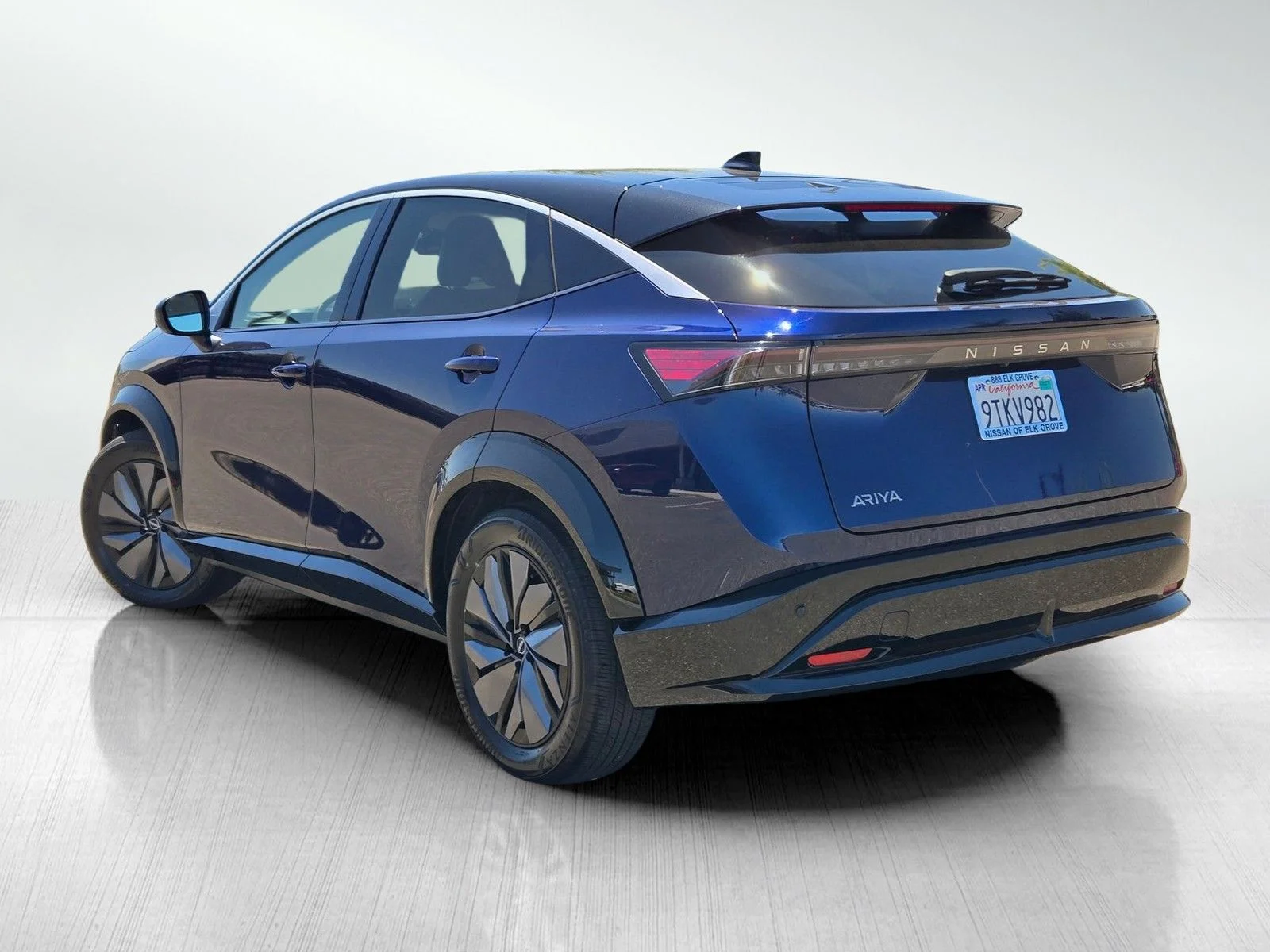 Used 2025 Deep Ocean Blue Pearl/Black Diamond Pearl Nissan ENGAGE image 9
