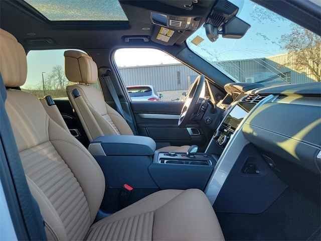 Used 2025 White Land Rover Dynamic se image 21