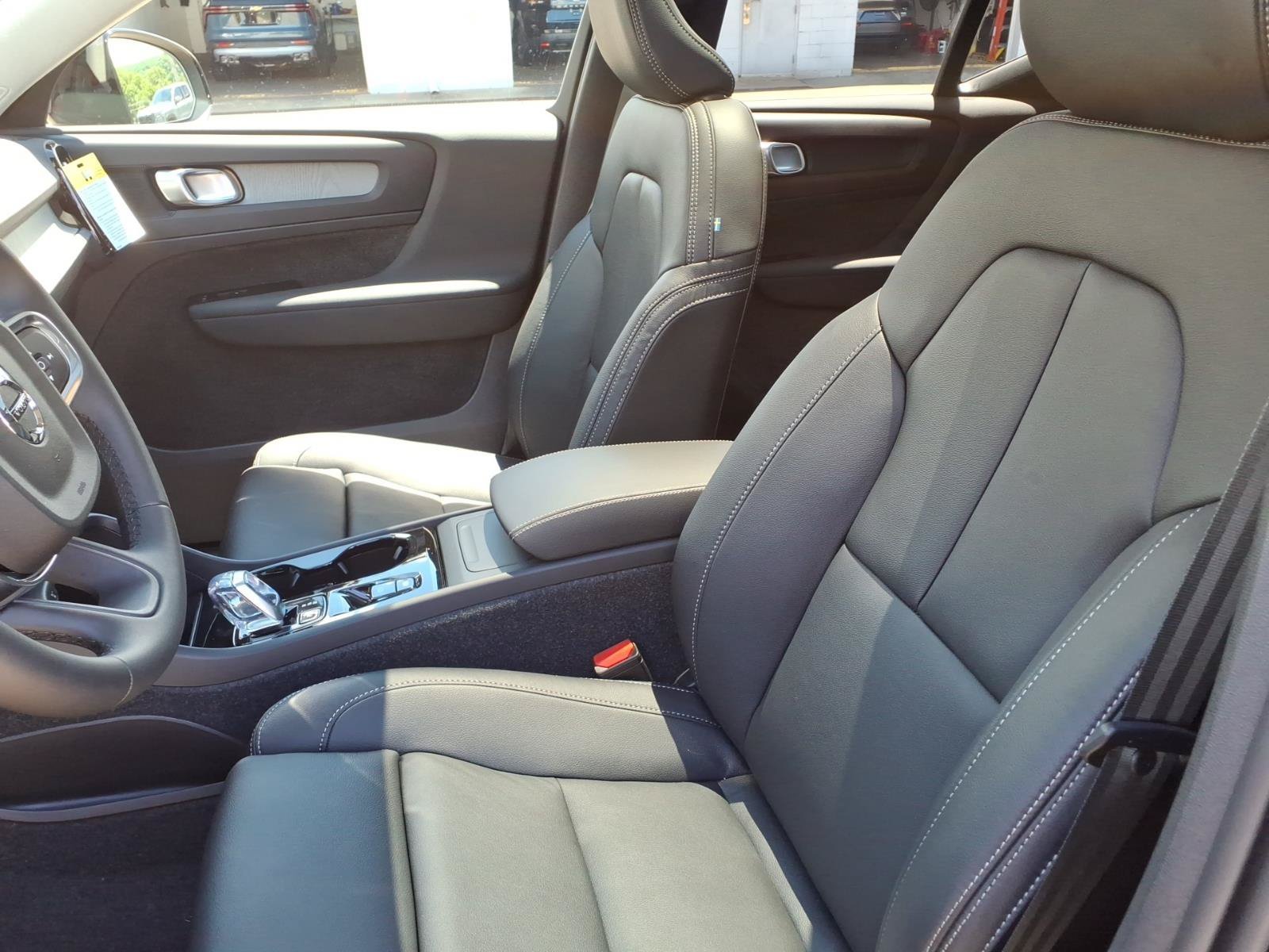 New 2026 Onyx Black Volvo Plus image 4
