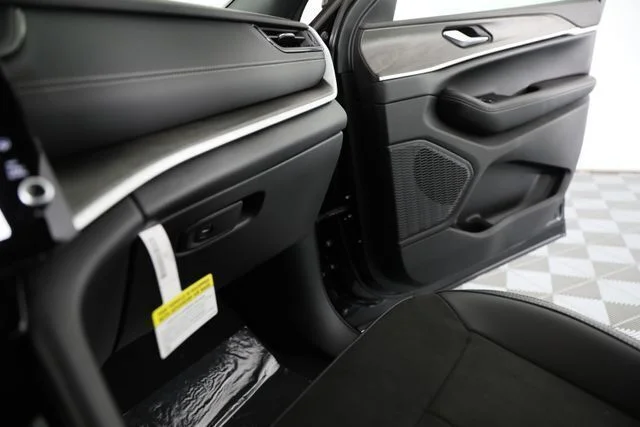 New 2026 Diamond Black Crystal Pearl-Coat Exterior Paint Jeep Altitude image 13