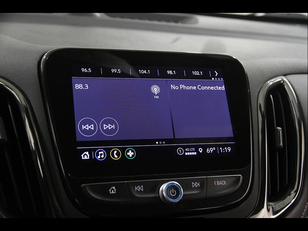 Used 2024 Iridescent Pearl Tricoat Chevrolet Premier image 10