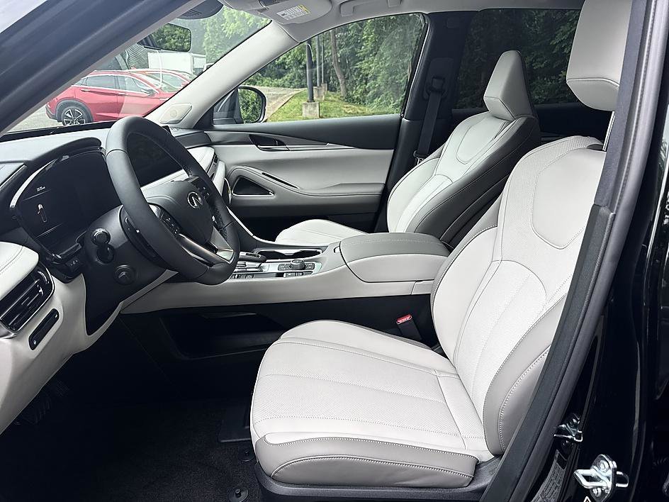New 2027 MINERAL BLACK INFINITI LUXE image 13