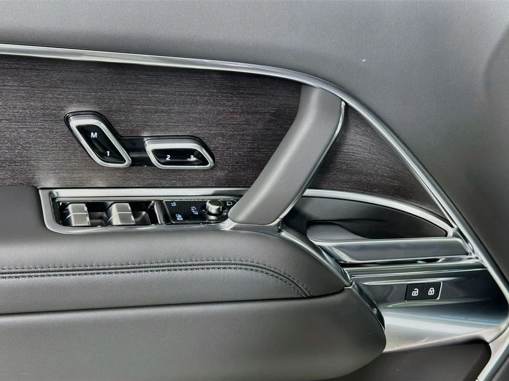 New 2026 Varesine Blue Land Rover SE image 18