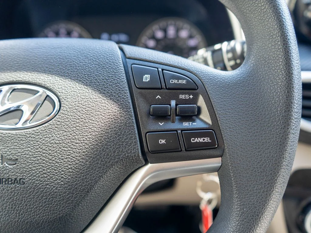 Used 2020 Black Hyundai SE image 18