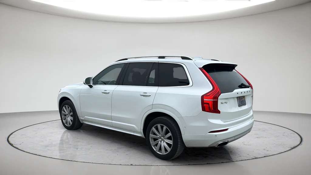 Used 2019 White Volvo T6 Momentum image 10