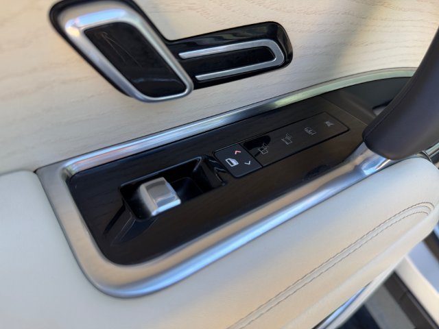 Used 2024 Silver Land Rover SE image 19