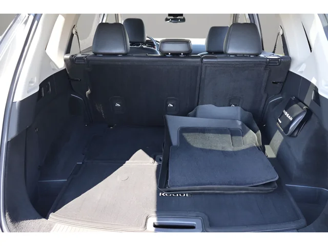 Used 2021 Gray Nissan Platinum image 16