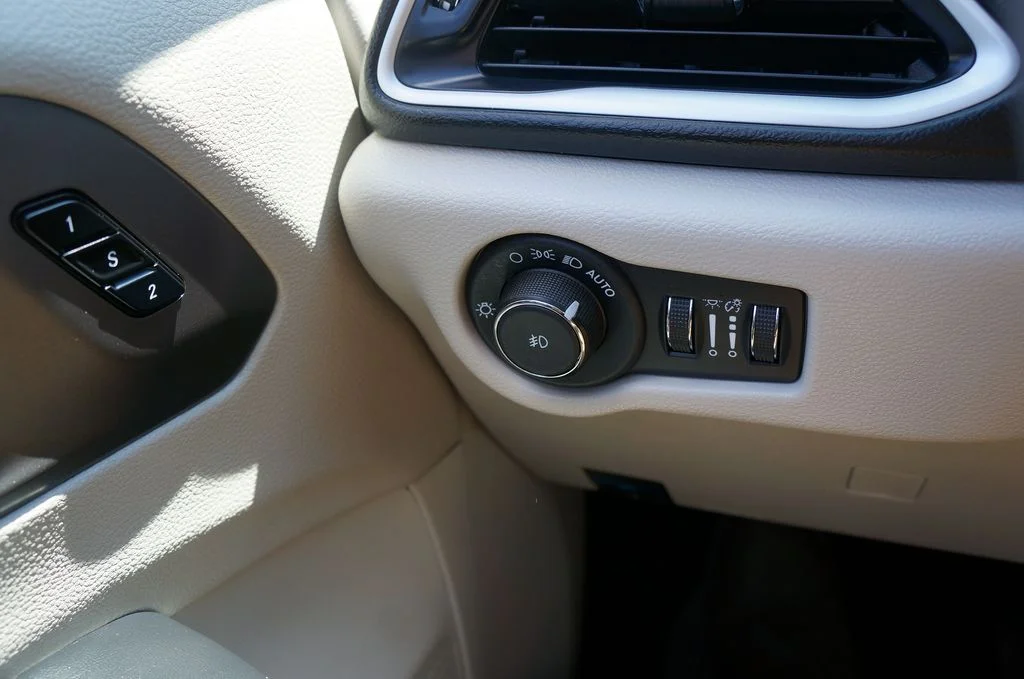 Used 2024 Silver Mist Clearcoat Chrysler Touring L image 24