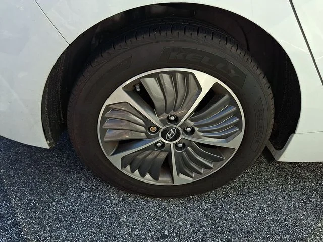 Used 2020 White Hyundai SE image 11