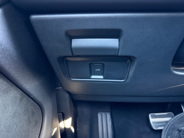 Used 2026 White Land Rover Dynamic image 26