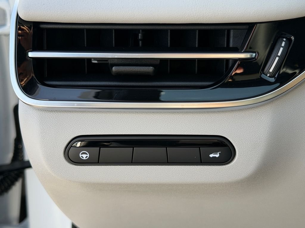 New 2027 RADIANT WHITE INFINITI Luxe AWD image 24